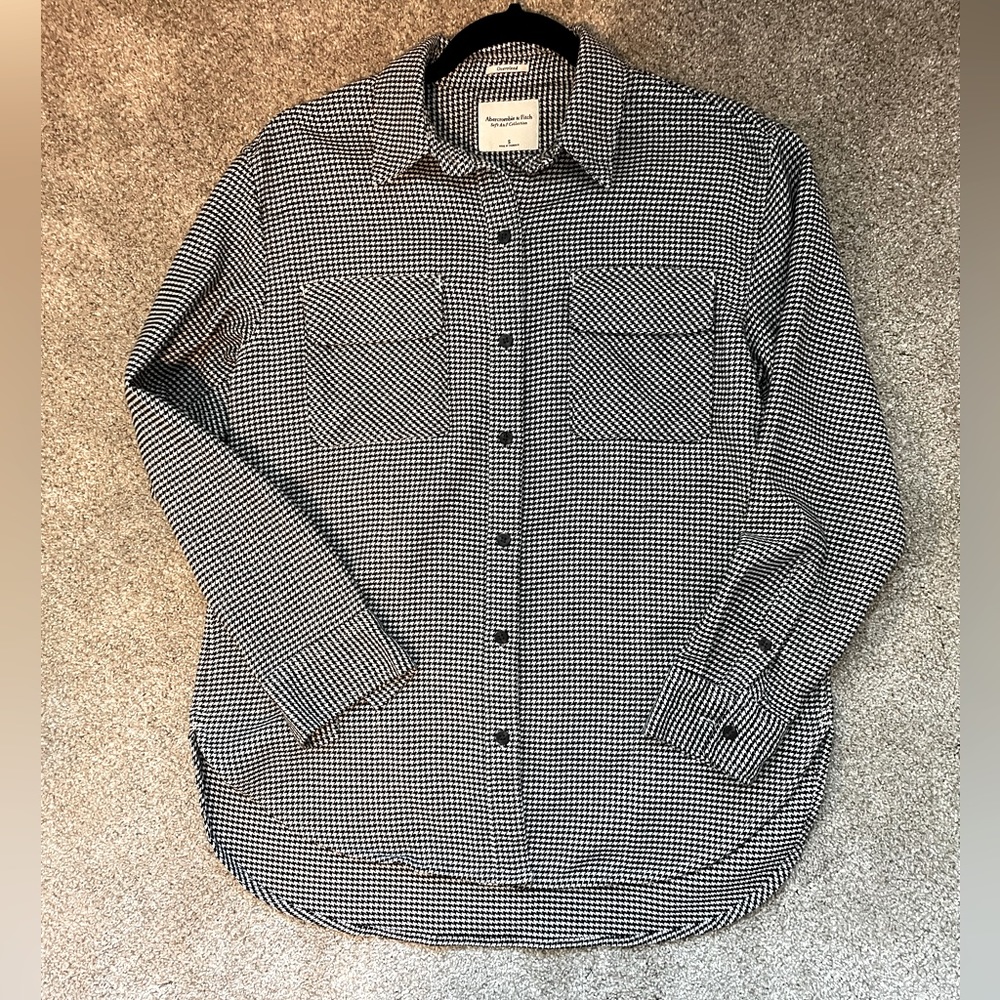 Perfect for 🍁 Oversized button up. 2 pockets on the side and two on the front.